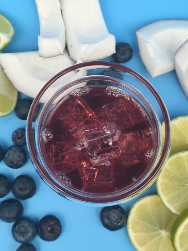 Kalorienarme JP Energydrink Blaubeere-Kokos Weißtee und Fruchtsaft im Glas